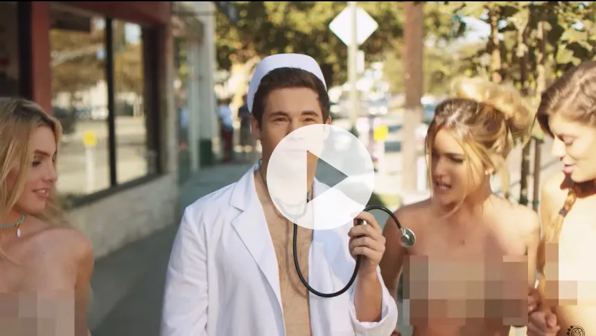 Blink 182 udgiver ny video med letpåklædte kvinder og Adam DeVine
