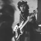 Foundations-bassist fænslet