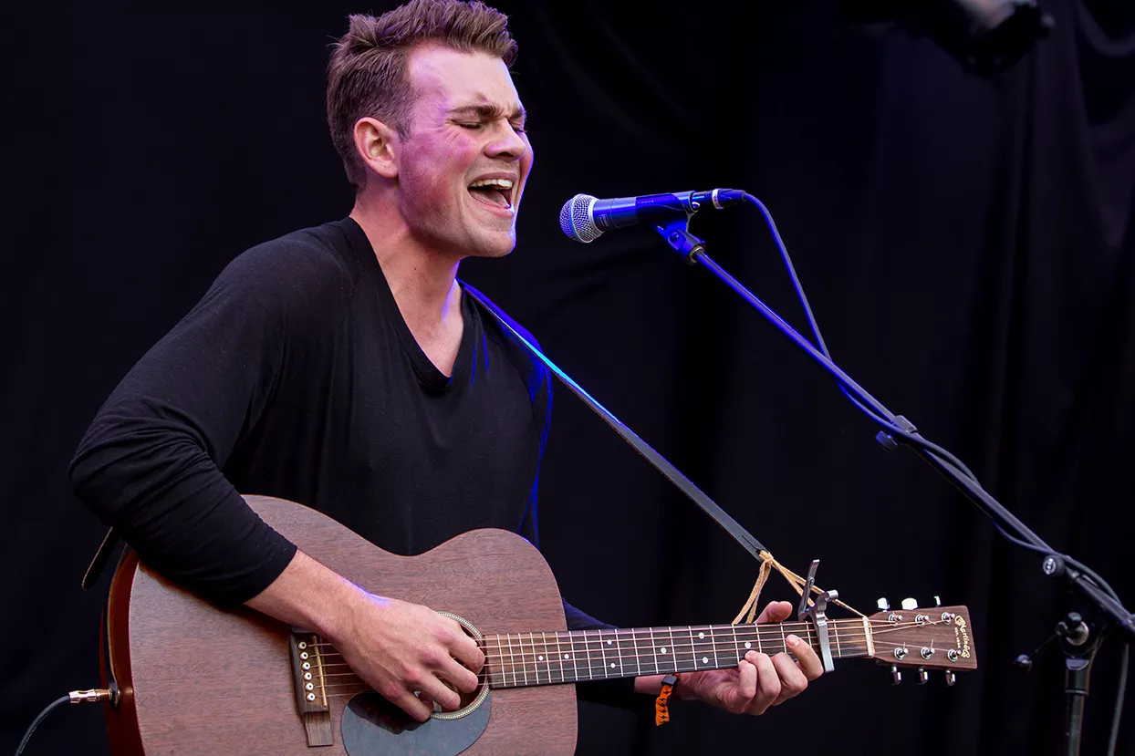 Karakteristisk stemme, men musikken og teksterne halter gevaldigt