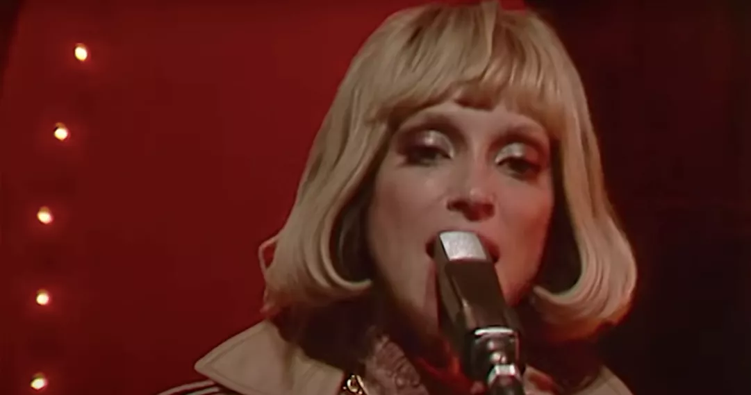 VIDEO: St. Vincent spiller 70'er-funky "Down" hos Jimmy Fallon