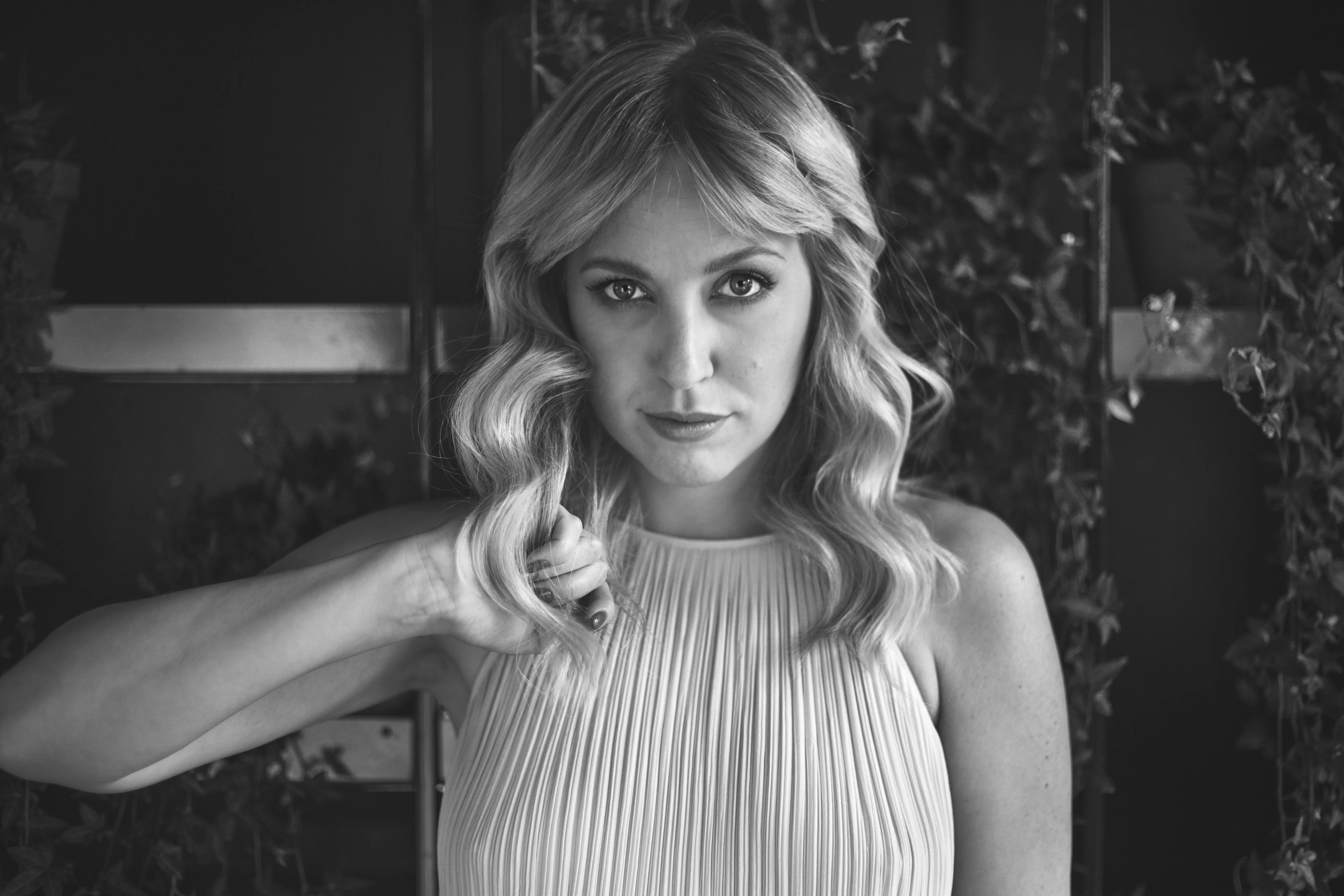 Eksklusiv førpremiere: Margaret Berger løper med saksa i hånden