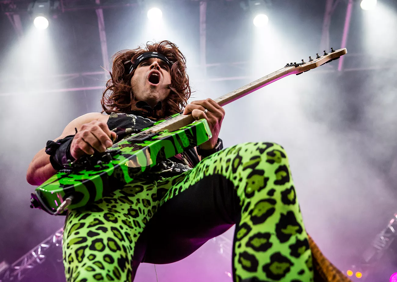 Steel Panther kritiseras för sexistisk gitarreffekt 