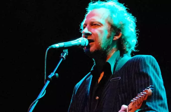 Firser-hitmager død efter bilulykke