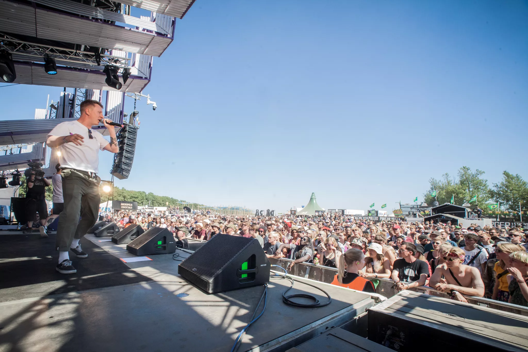 Konfirmanddrenge med sne og rim i lommen