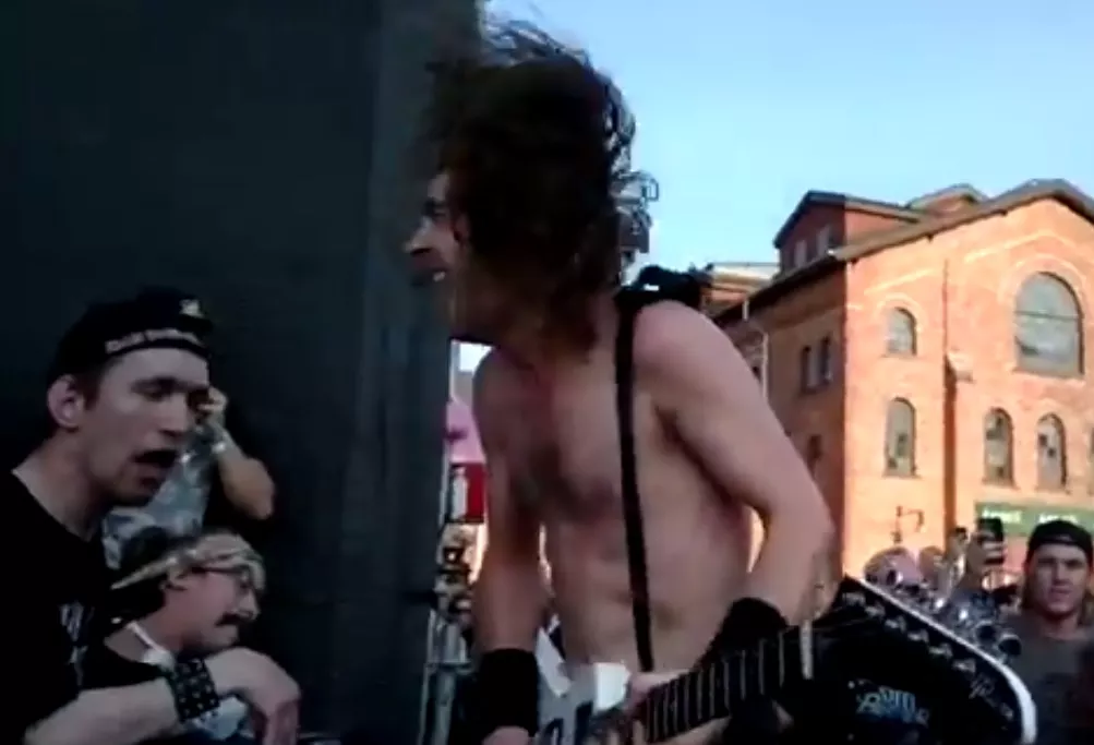 Se när rockstjärnan showar loss på handikapp-läktaren