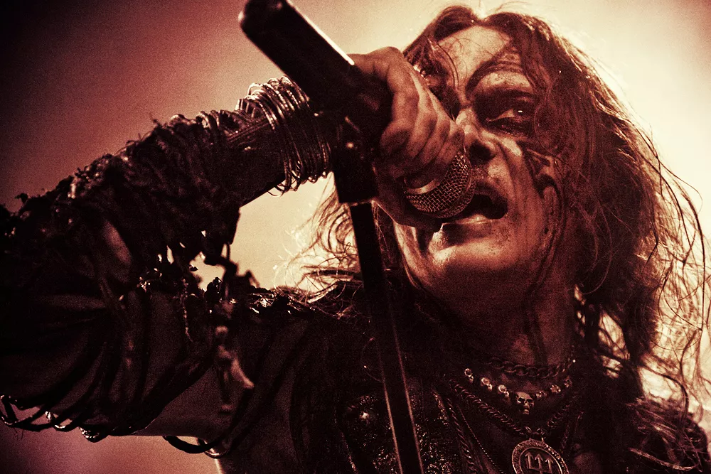 ''Ond bråd död i skavande kostym''