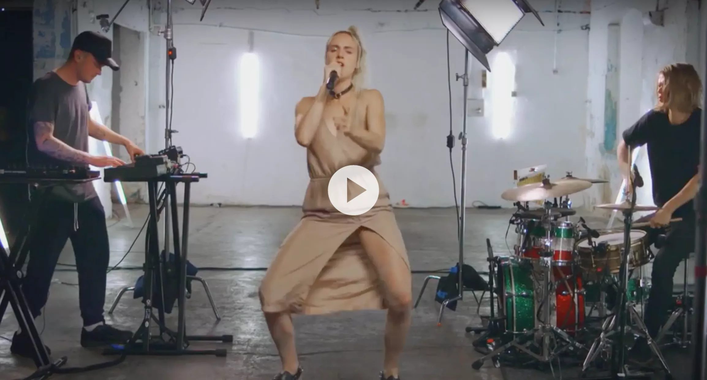 Se MØ fremføre et cover af Frank Oceans "Lost"