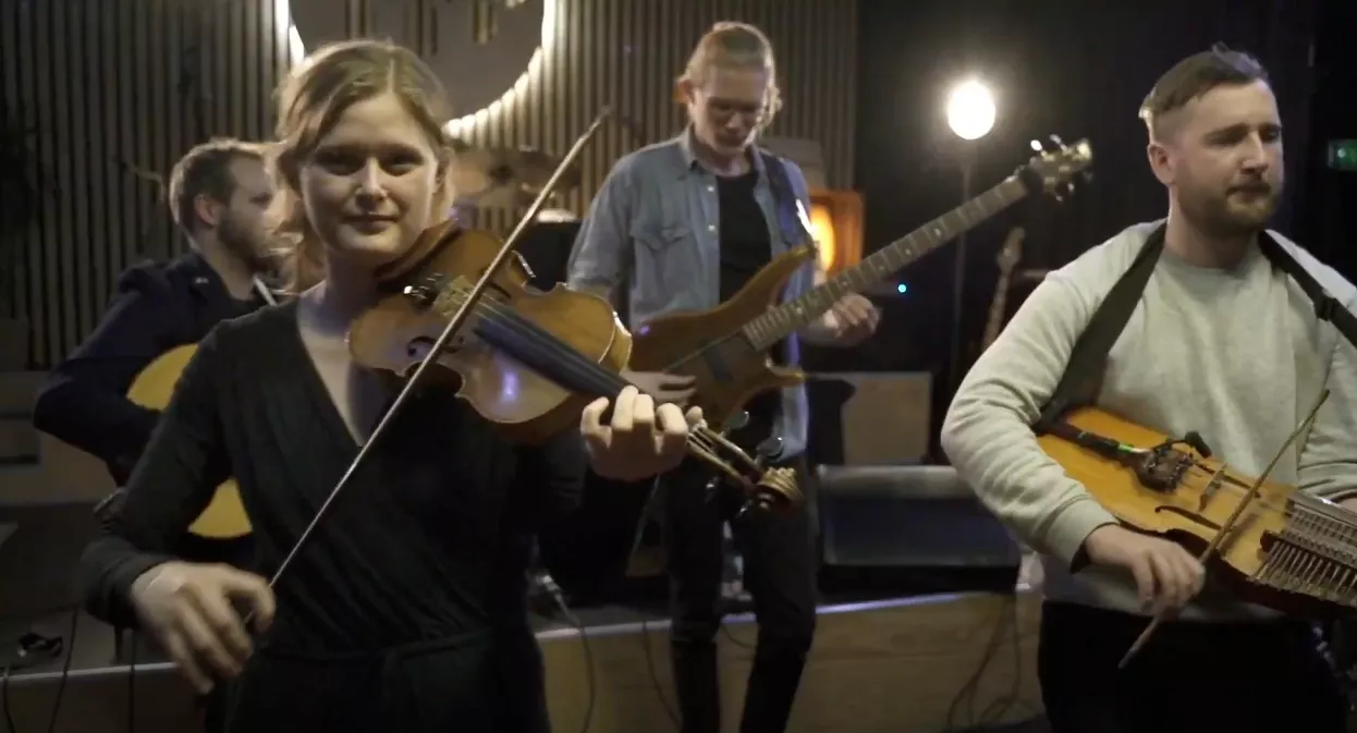 JULEKALENDER-LÅGE 7: Se Tailcoat fremføre det perfekte soundtrack til dine dagdrømme