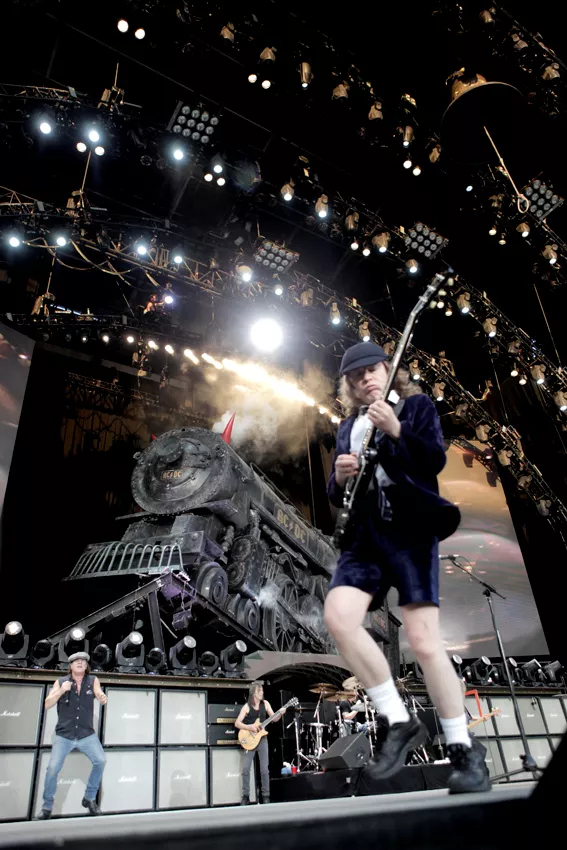 Nyt AC/DC lader vente på sig