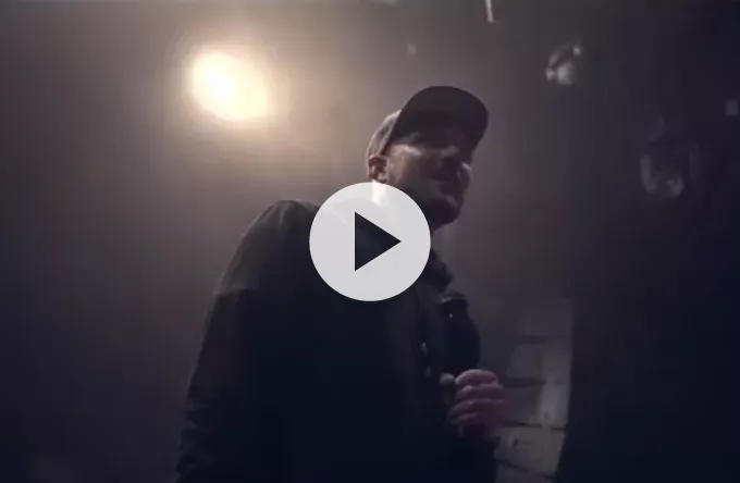 Se Orgi-E fra Suspekt holde sin egen grundlovstale 