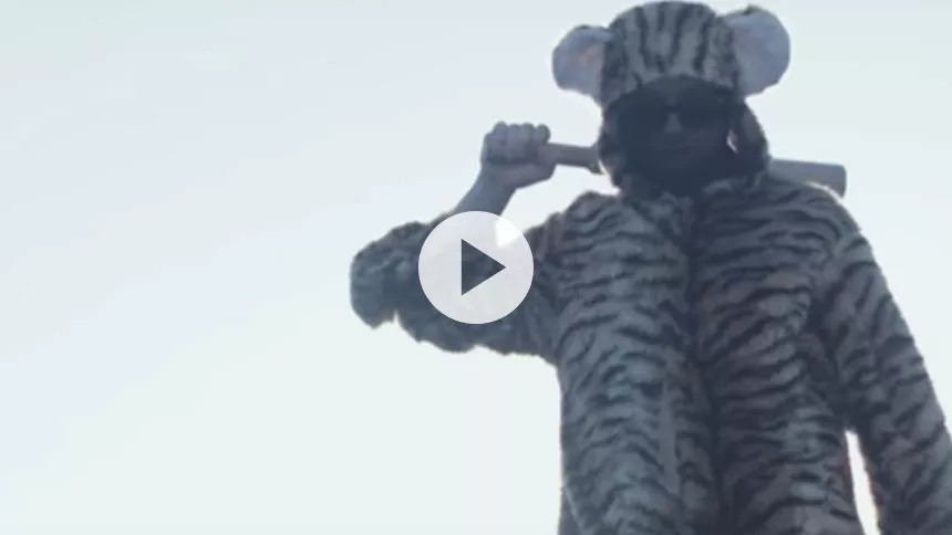 Video: Turneáktuelle Blue Foundation svinger med baseballbat og giver sig selv en grundig barbering