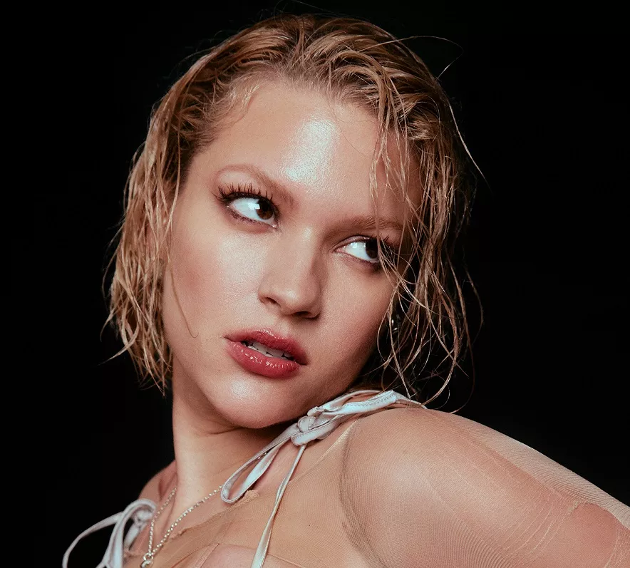 Tove Styrke om musikvideon: "Jag ville åt något djuriskt och poppigt och köttigt"