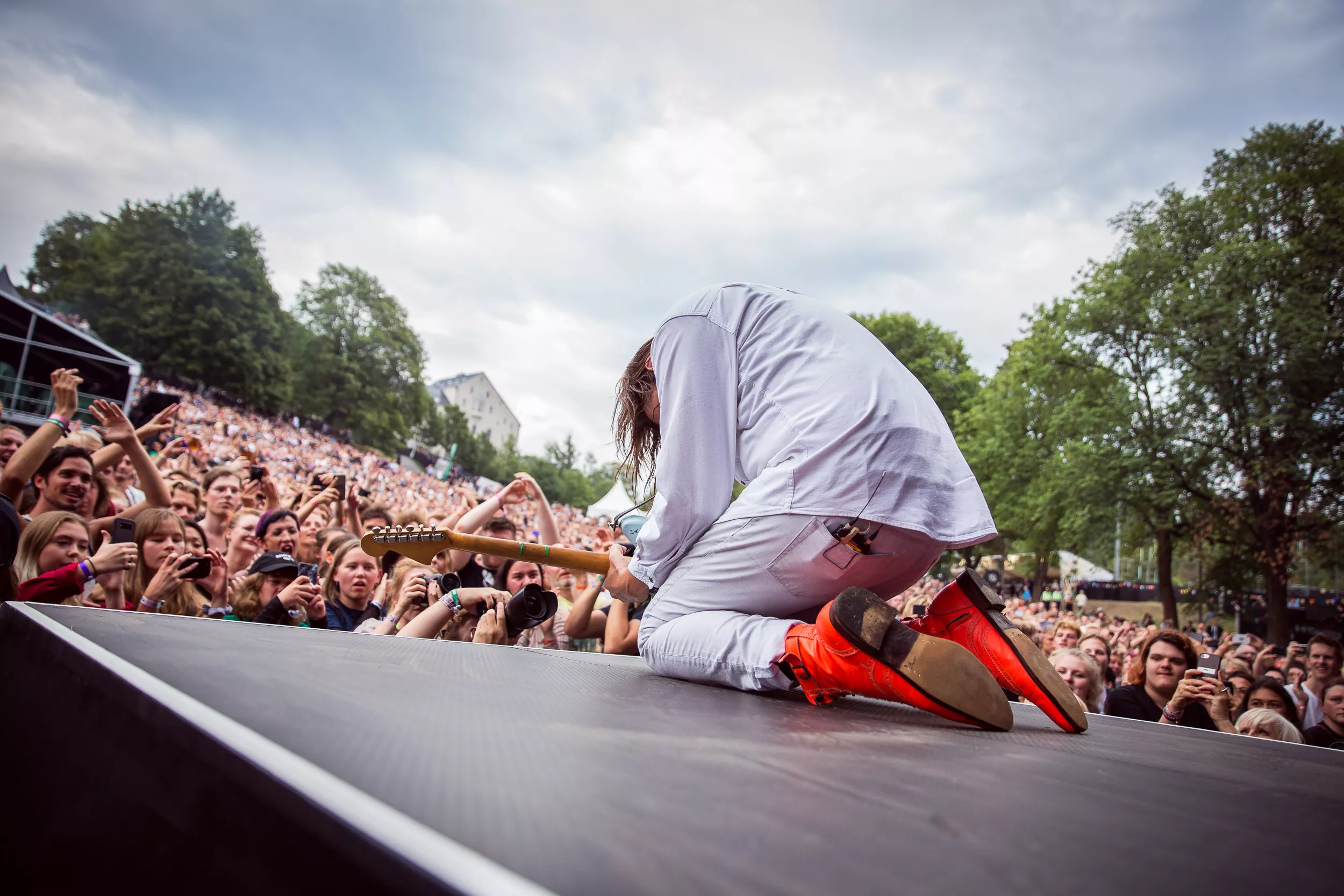 Win Butler & co griper kun med én hånd