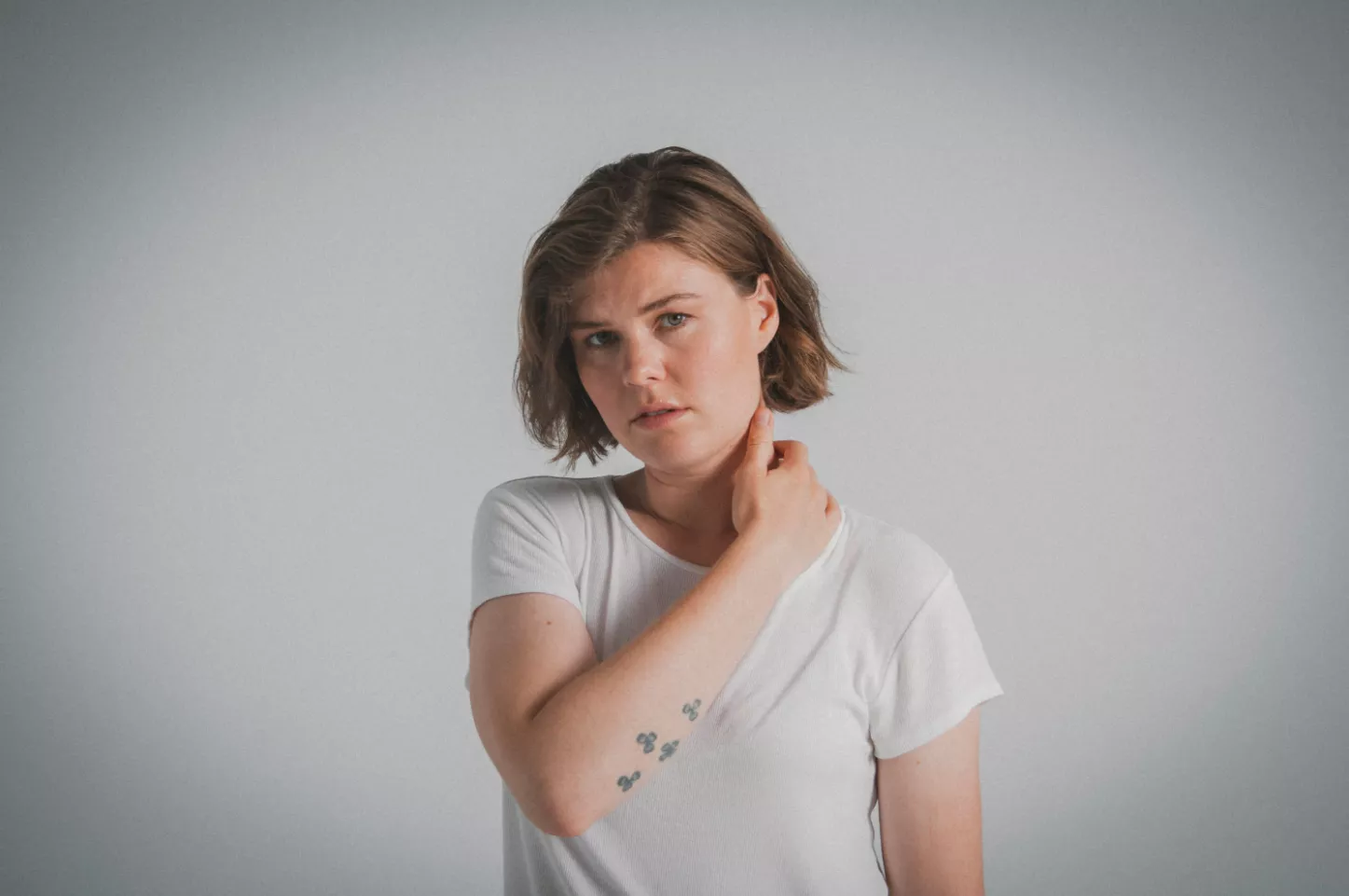 Elektropoppet albumdebutant når solid flyvehøjde