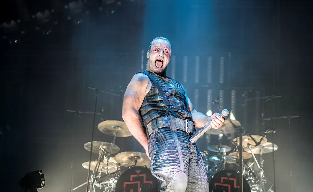 Ett välregisserat skådespel i 17 akter