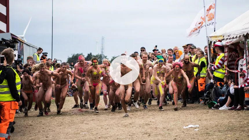 Se video: Drama uden lige på årets Roskilde-nøgenløb