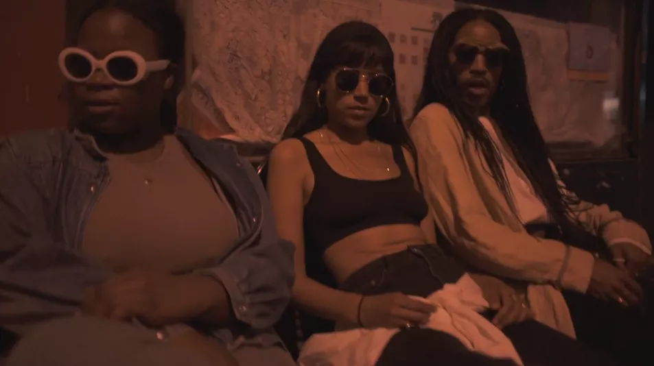 Kwamie Liv udforsker New Yorks natteliv på ny single og video