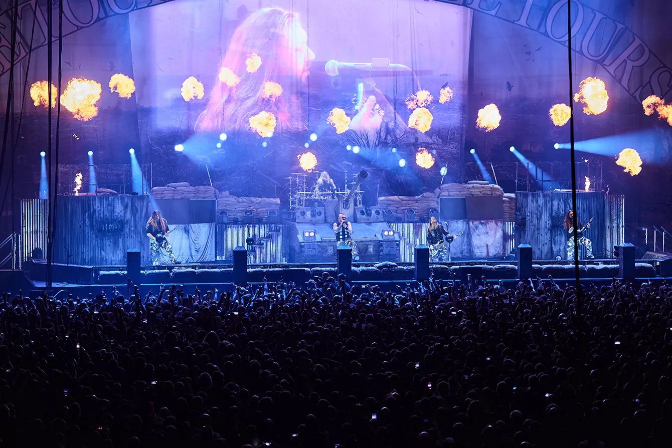 Kanonslag og pyroteknik på overarbejde