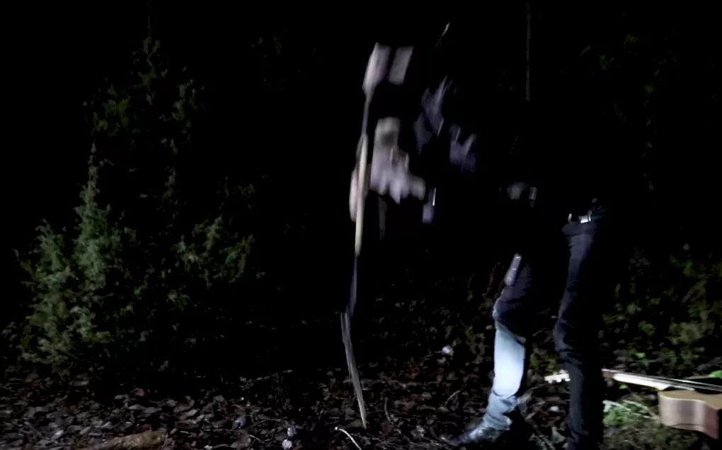 PREMIÄR: Knivderby begraver gitarren