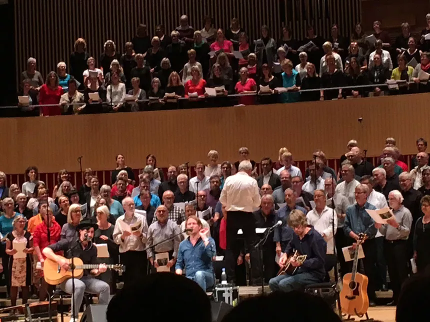 Vellydende amatørkor gav Sko/Torps slidstærke sange vinger