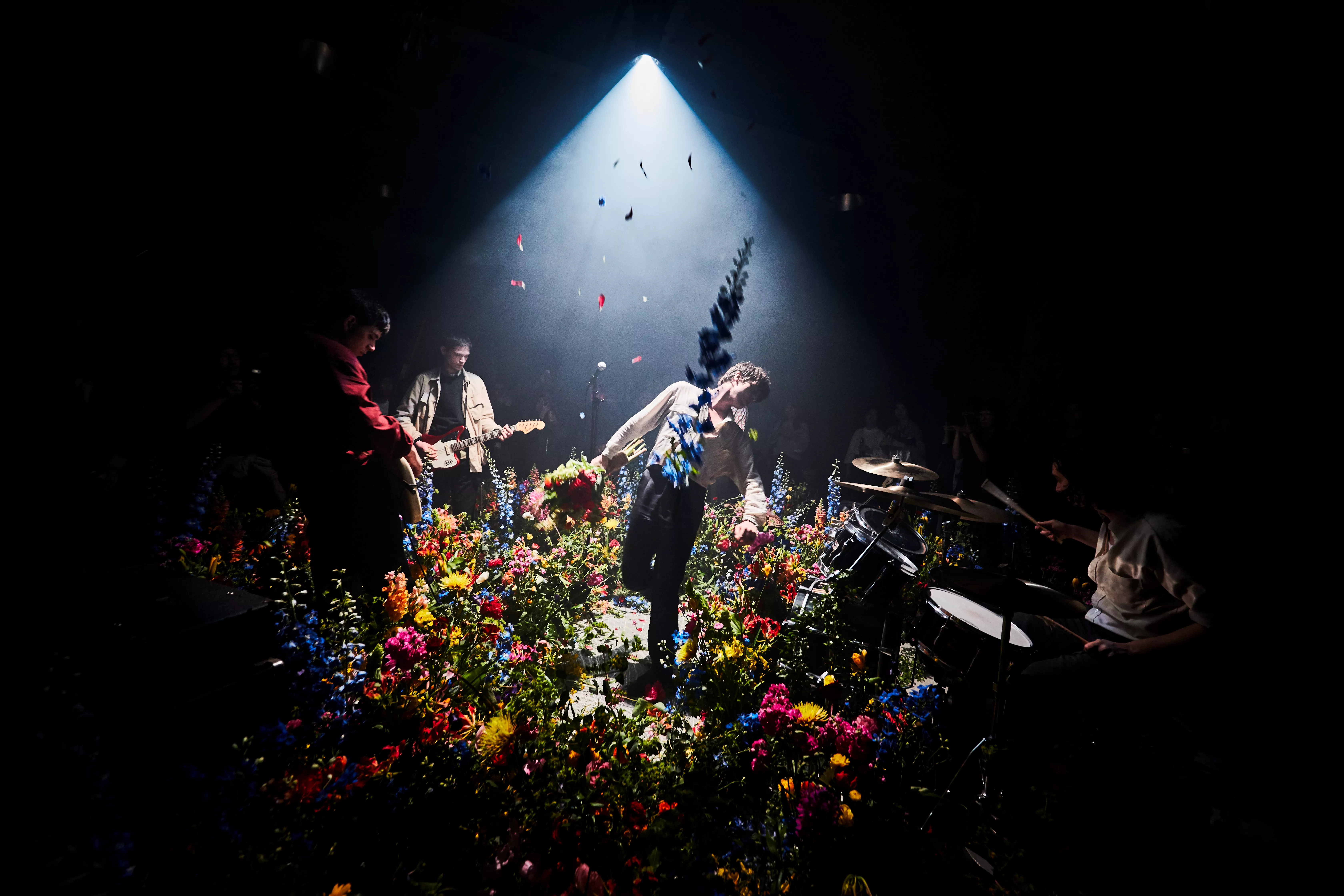 VIDEO: Iceage leverer punktoner på scenen med farverige blomster 