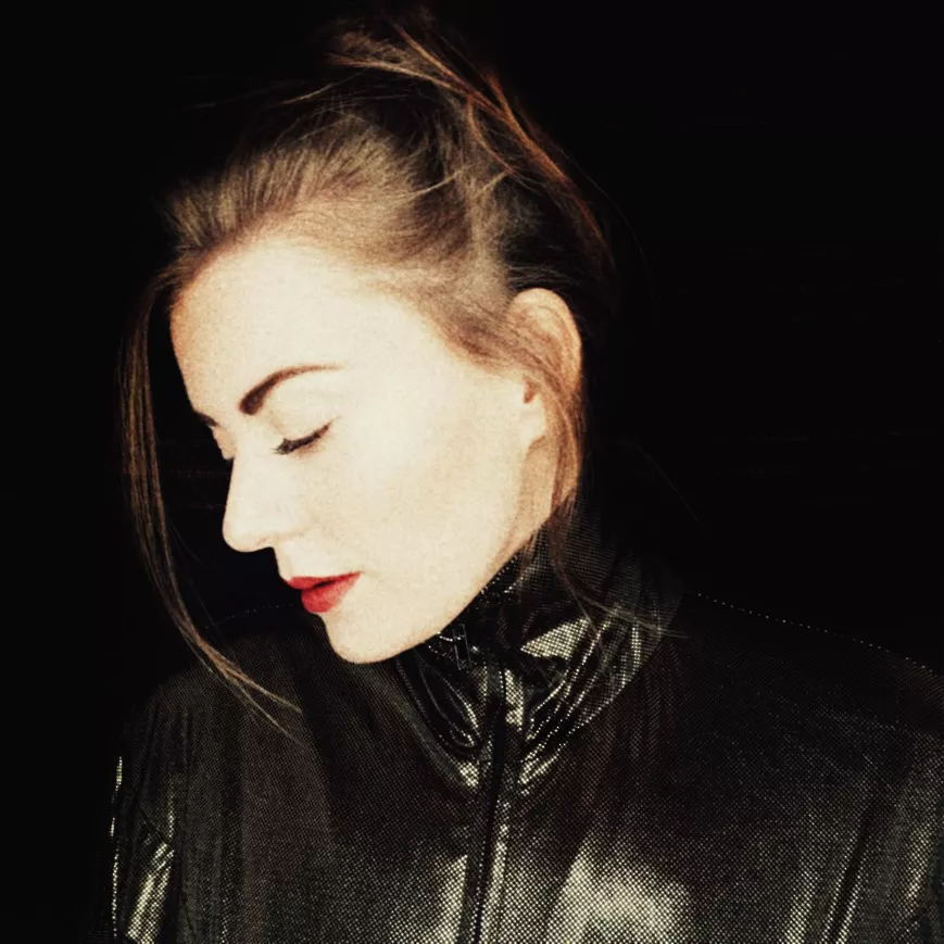 Signe Trylle hylder fødselaren C.V. Jørgensen med ny single og video