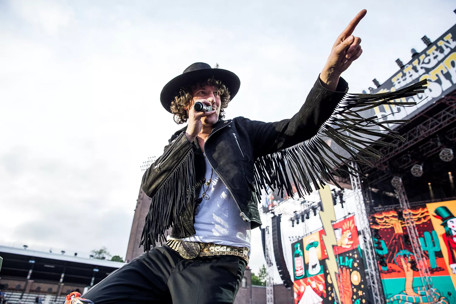 10 saker du kan köpa istället för en Håkan-biljett 