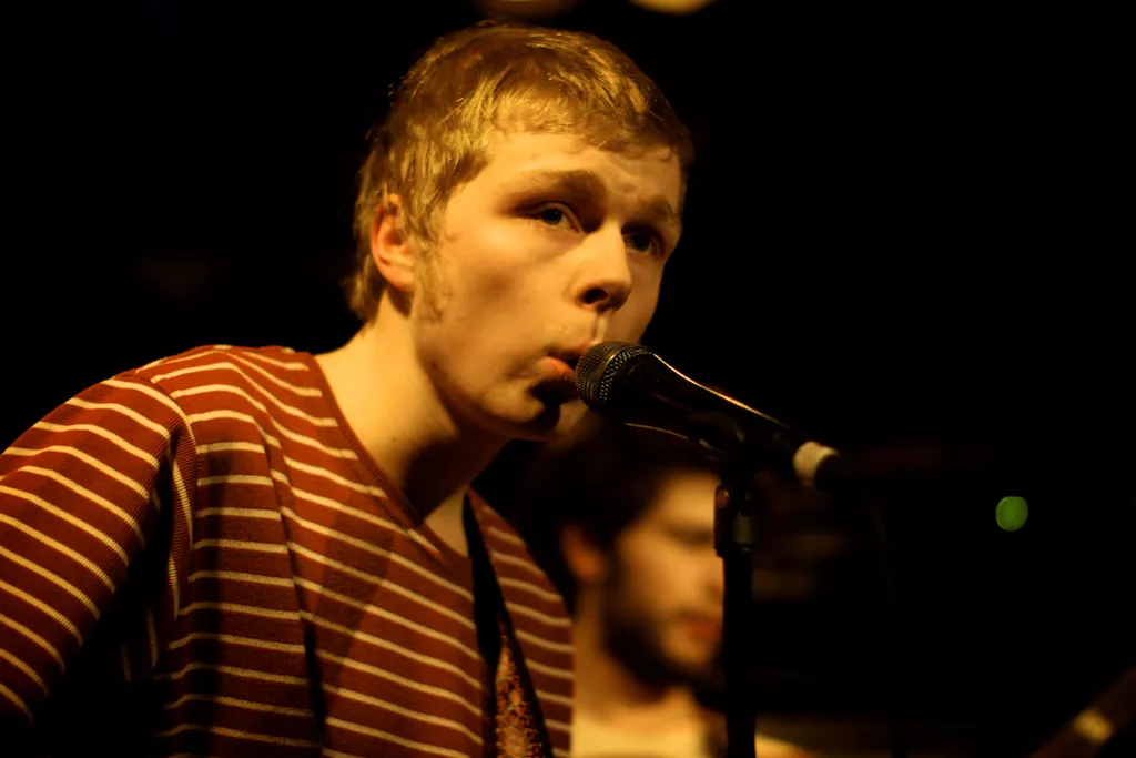 Hvitmalt Gjerde: Mono, by:Larm