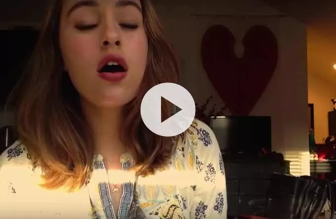 Lyt: Ung kvinde synger med naturlig AutoTune-lyd