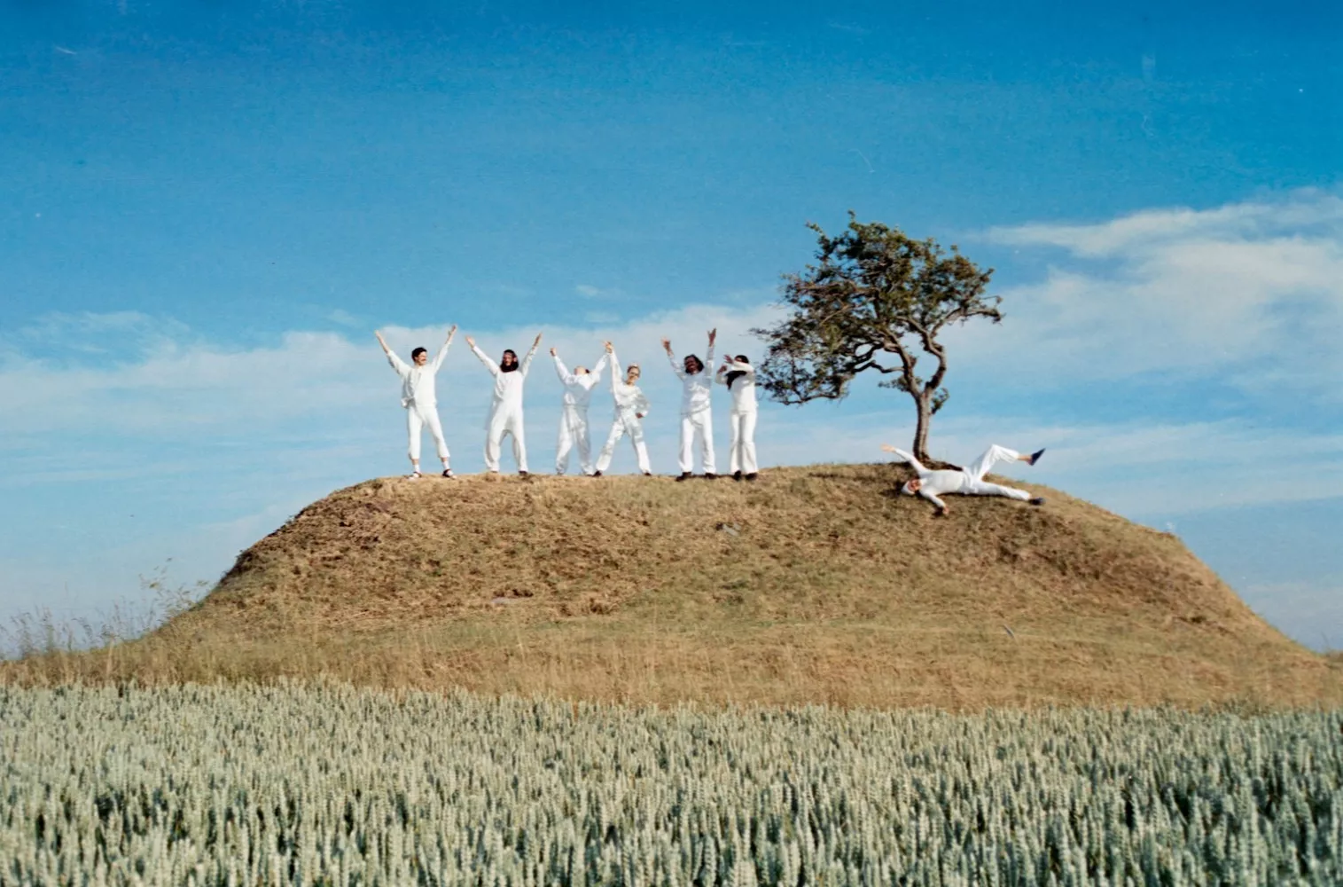 PREMIERE: Sommeridyl og drageflyvning i ny video fra Efterklang