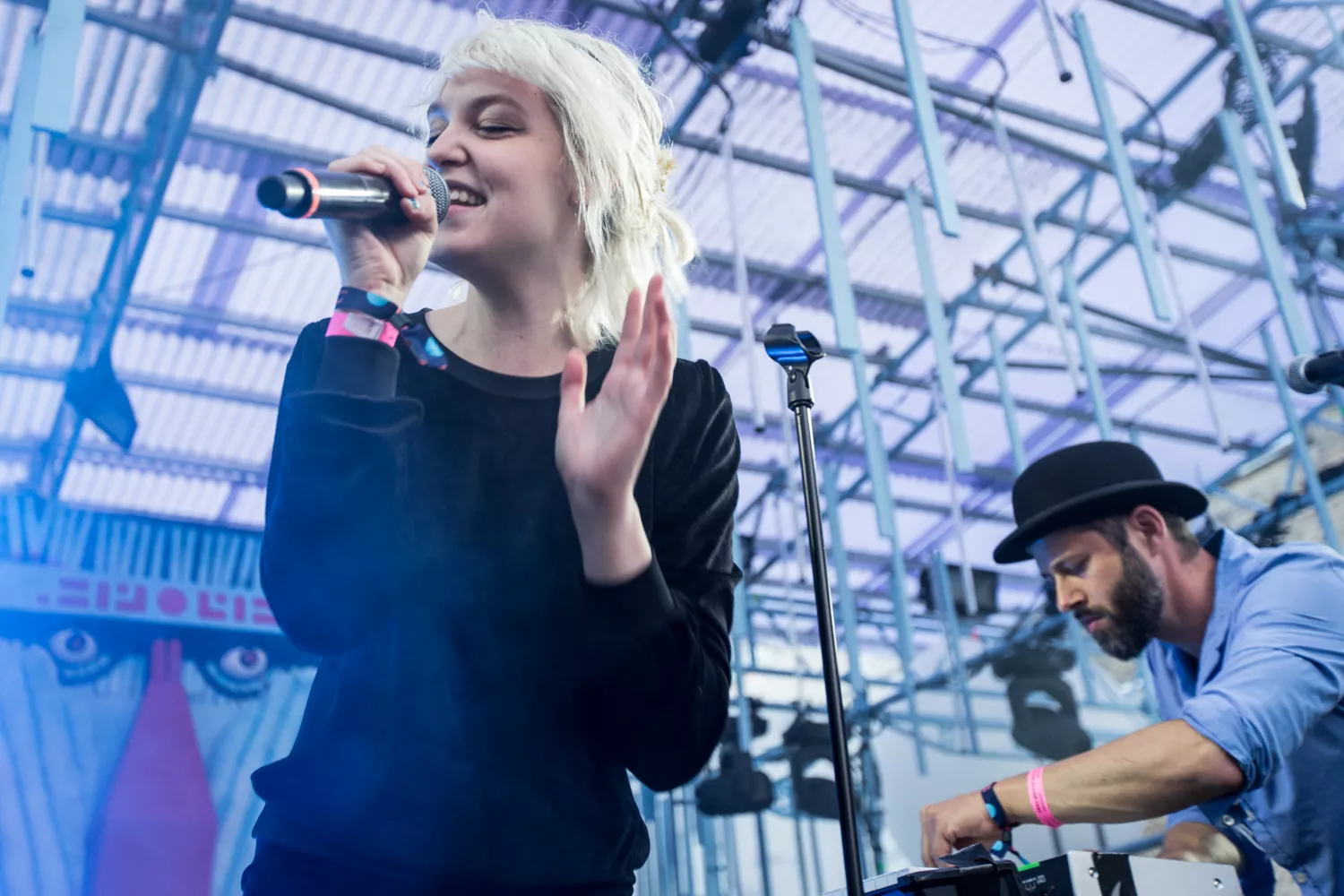 Kvinde og mand, med kvinde som solstråle