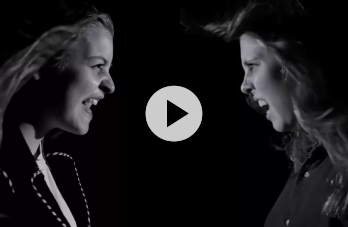 Se kvinder slå til strengene i 10 musikvideoer