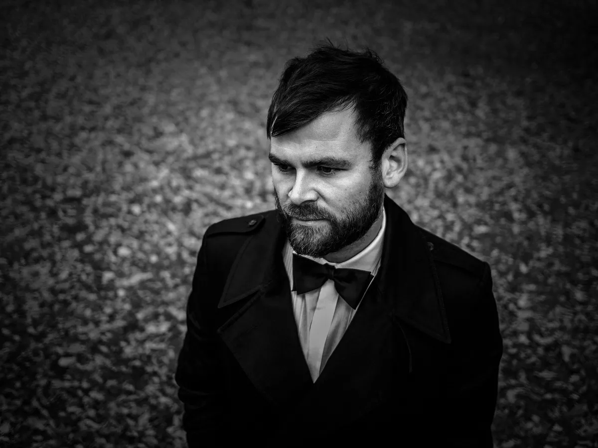 Luth fortæller om sit debutalbum sang for sang