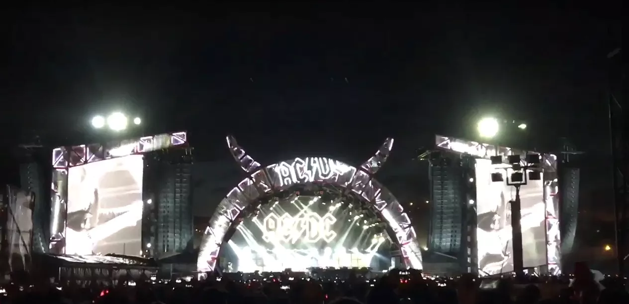 Se Axl Rose spela med AC/DC för första gången