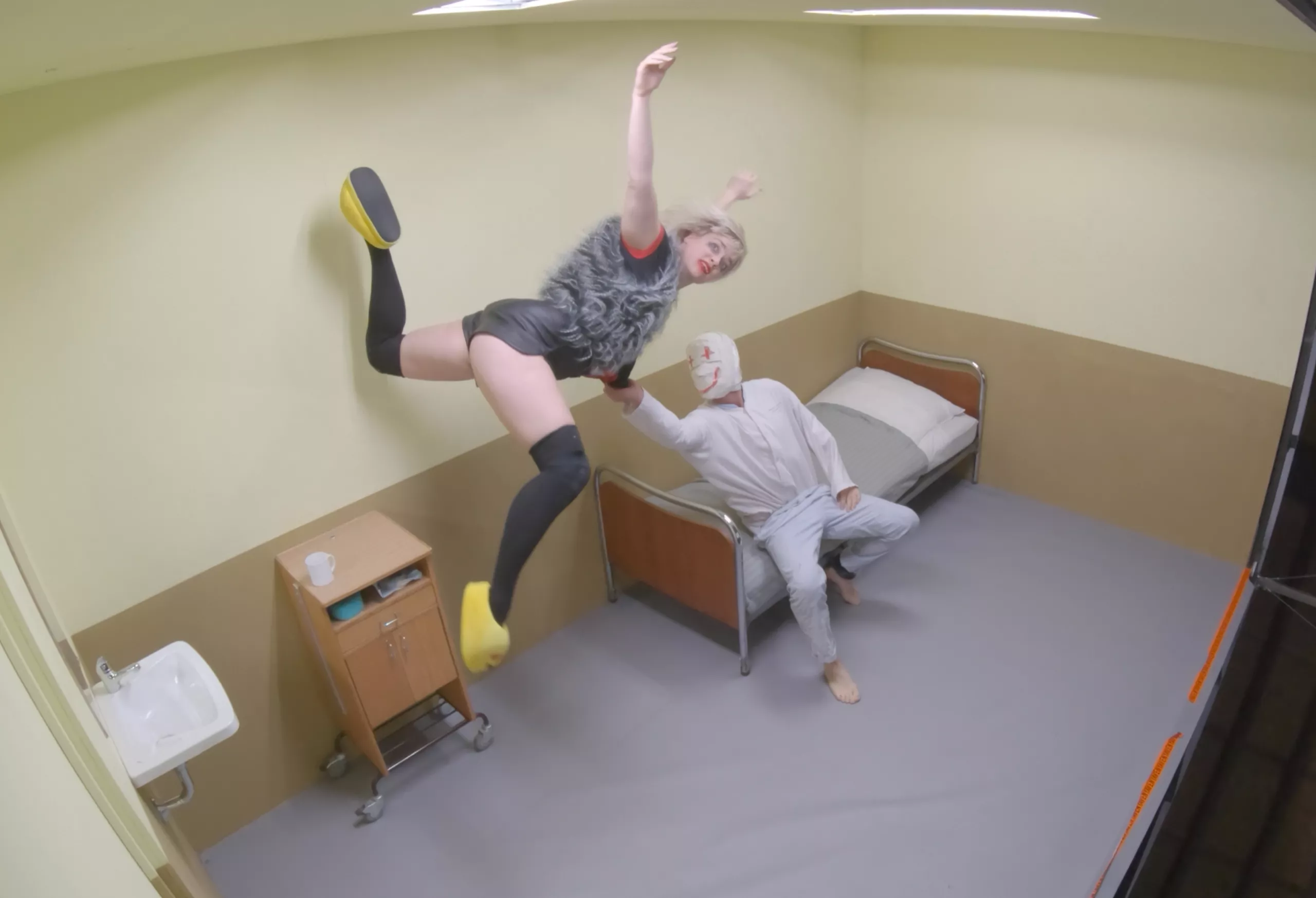 Surrealistiske stunts og drama i ny online video-serie