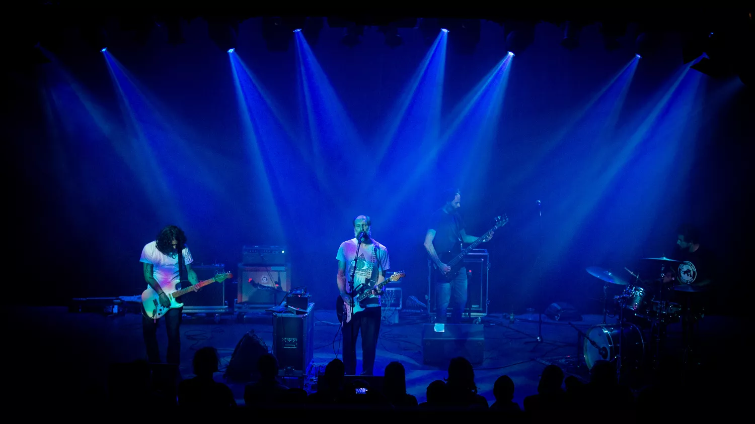 Tusentals besökare går samman mot klubbnedläggningarna