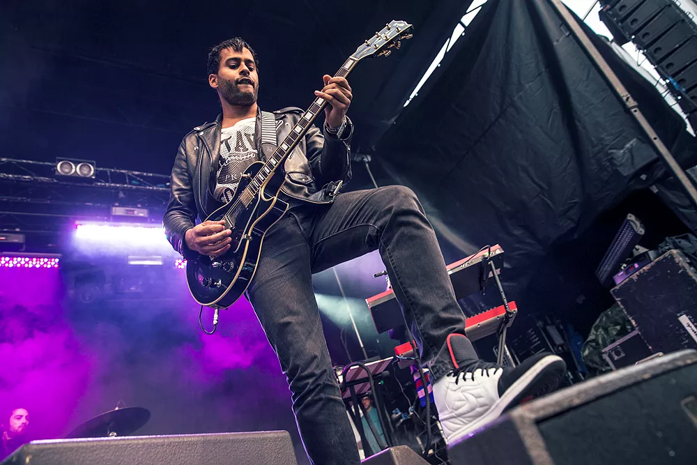 Twin Shadow : Popaganda, Lilla Scen