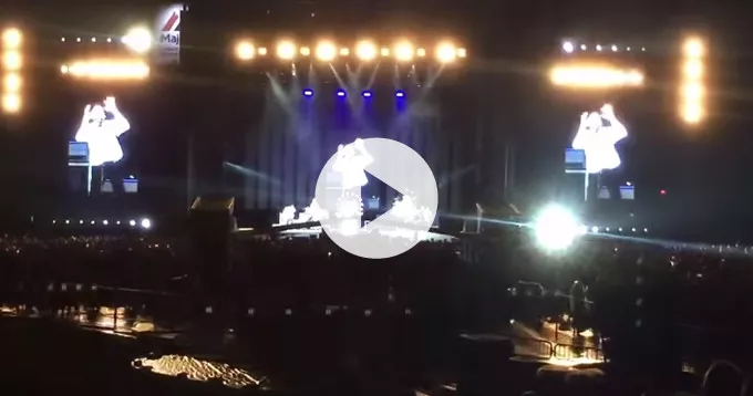 Se Grohls läkare sjunga med Foo Fighters