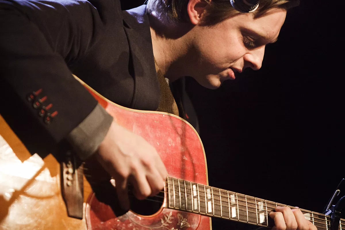 Teitur spiller med Hymns From Nineveh