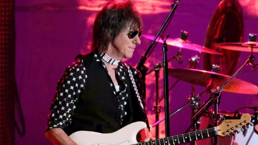 Stjerner hylder Jeff Beck ved mindekoncert i London