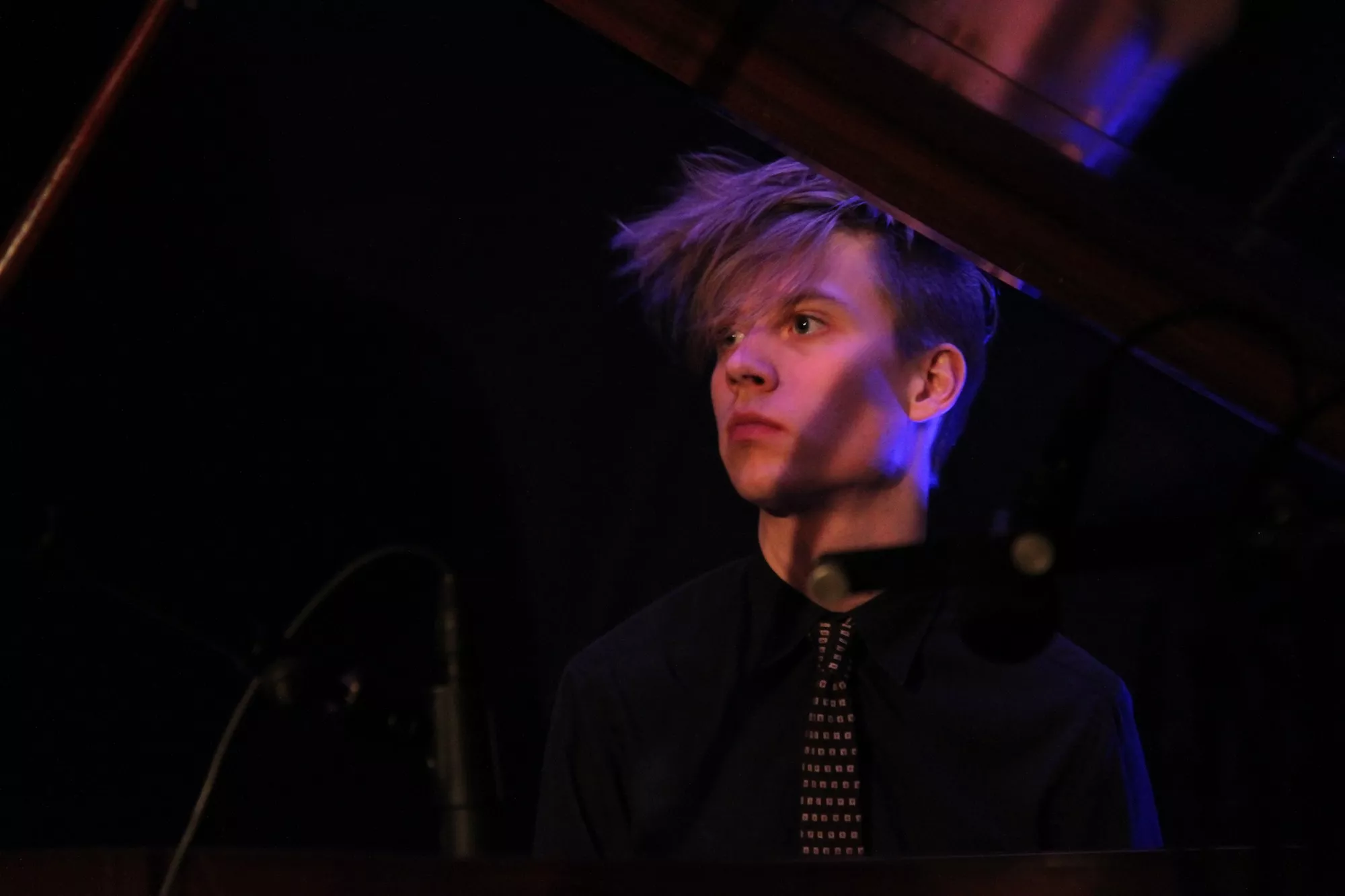 Ung jazzpianist fortolker George Harrison