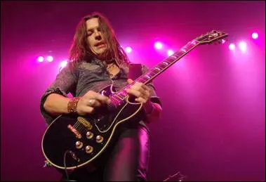 Dansk guitarist spiller med Glenn Hughes