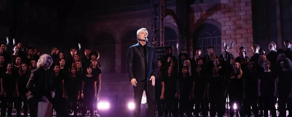 VIDEO: David Byrne optræder med børnekor hos Jimmy Kimmel