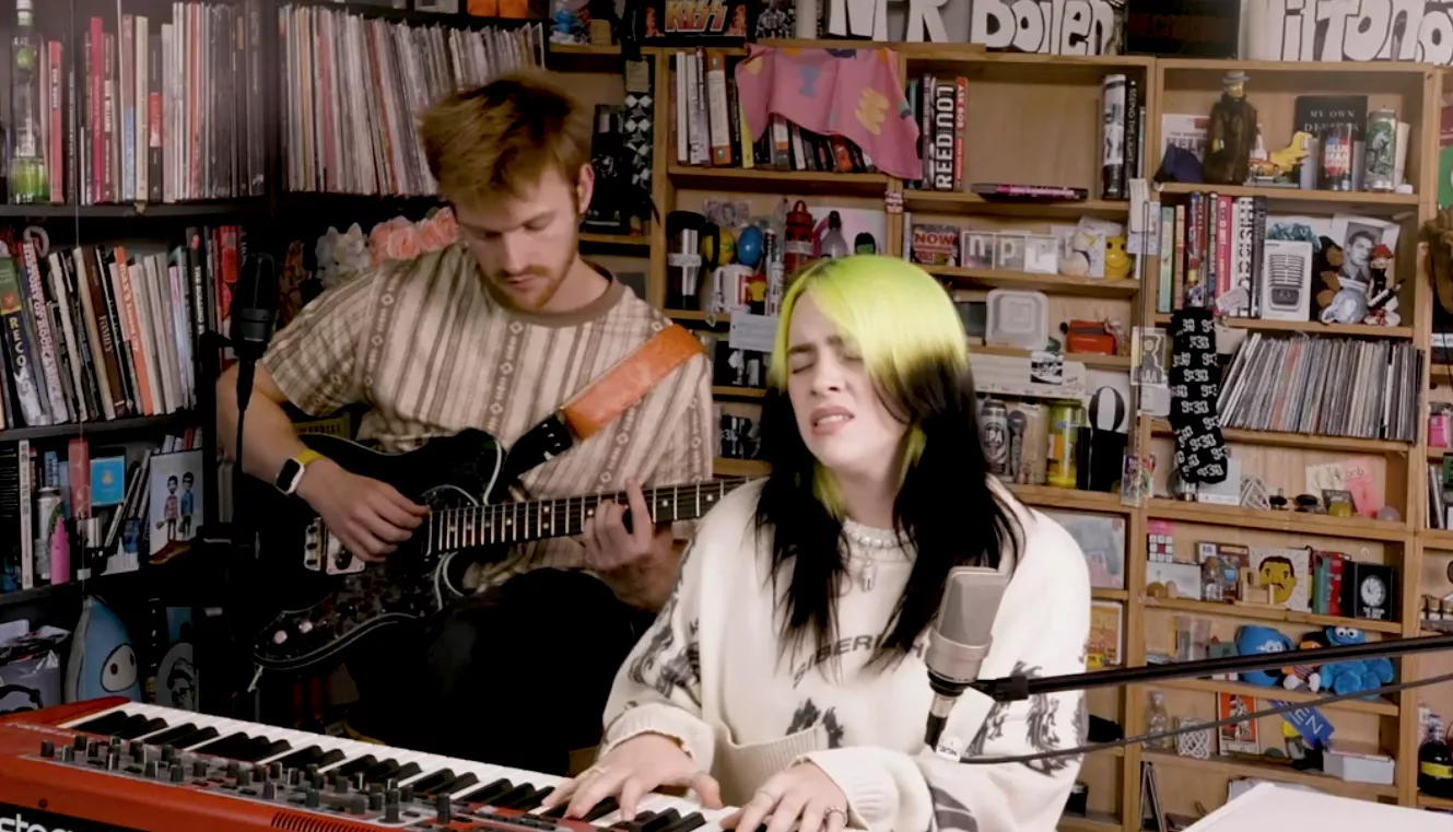 VIDEO: Se gåsehuds-fremkaldende Billie Eilish-hjemme-liveoptræden