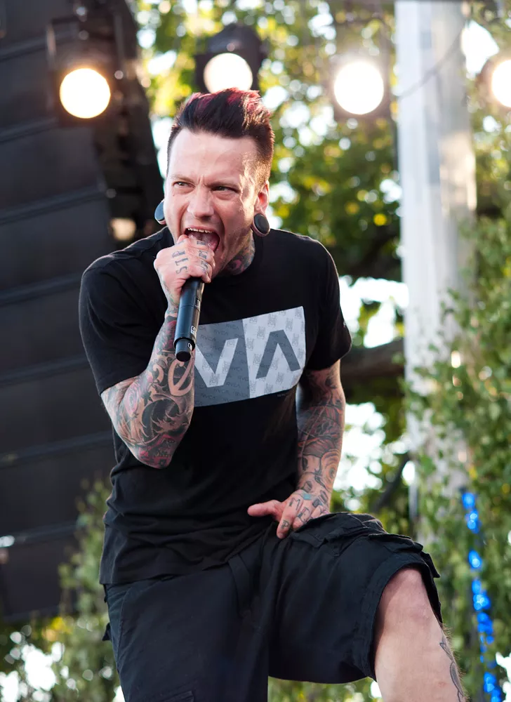 Dead By April sparkar sångare