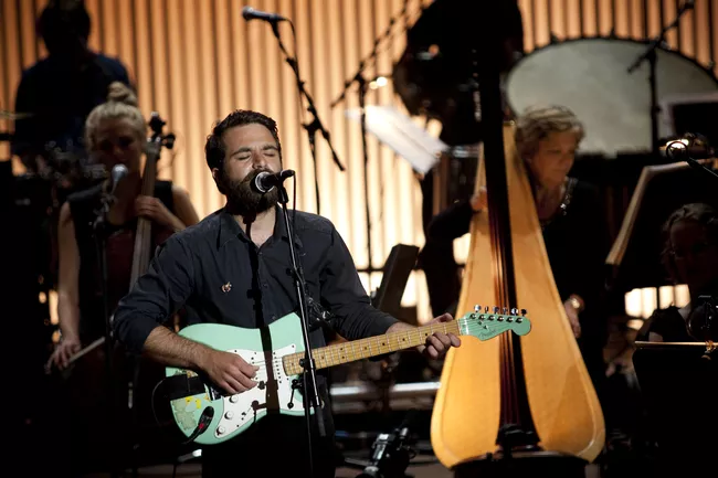 Mew tager Choir Of Young Believers med på turné