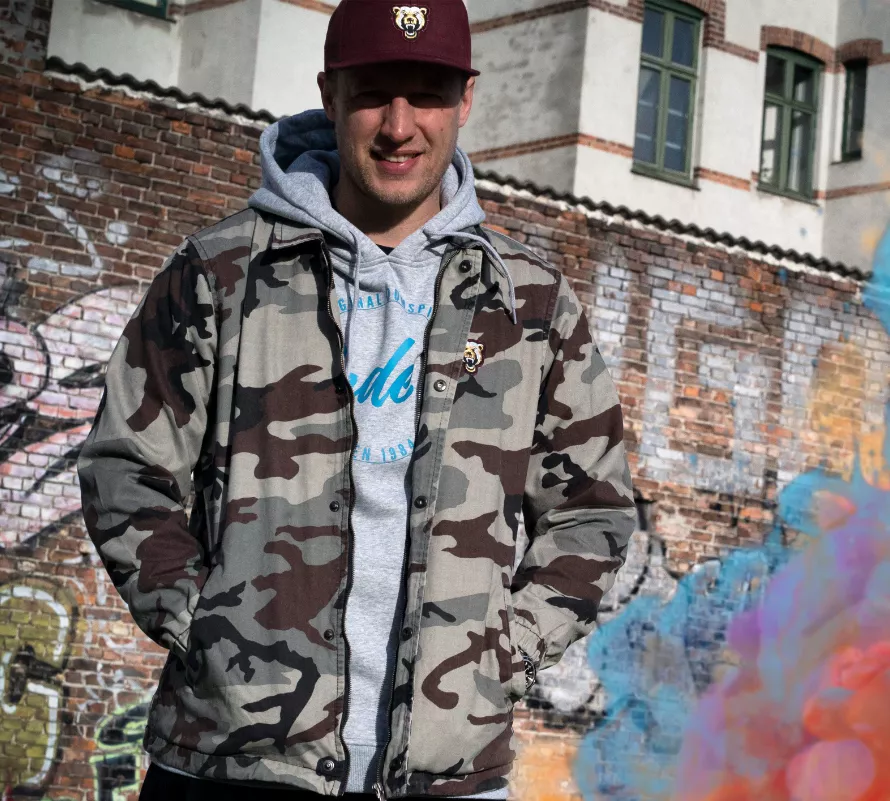 Pede B vender verdenssituationen over Lydmor-samplende beats 