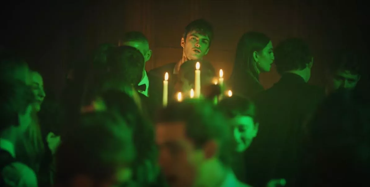 VIDEO: Fontaines D.C. giver sig hen til det uvirkelige mareridtsfråds