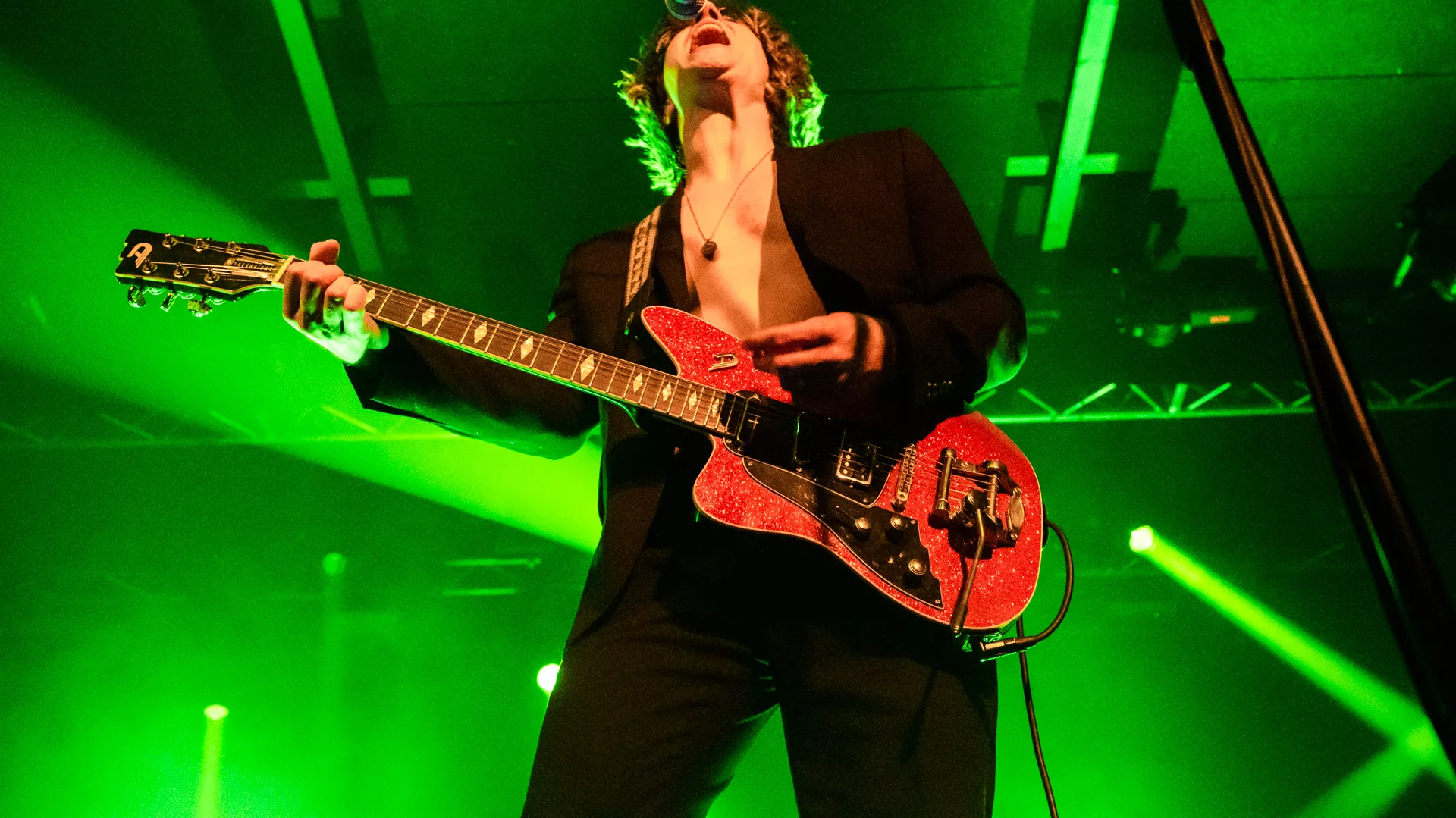 Vækket til live af en solbrillebærende solgud