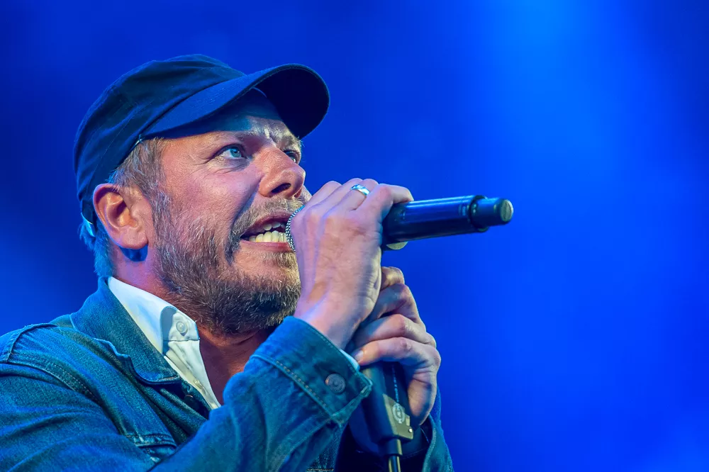 Rutineret rockshow i regnen